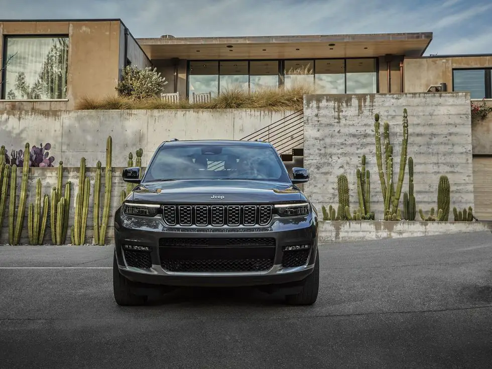 2021 Jeep Grand Cherokee L Summit Reserve: Exterior front face pose house