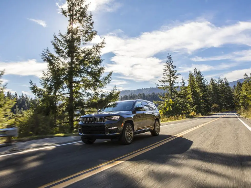 2021 Jeep Grand Cherokee L Summit Reserve: Exterior driving pavement