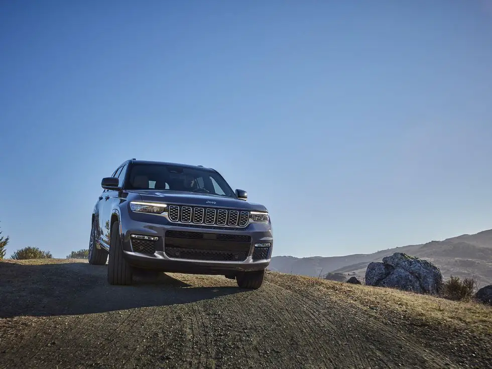 2021 Jeep Grand Cherokee L Summit Reserve: Exterior front face dirt gravel path