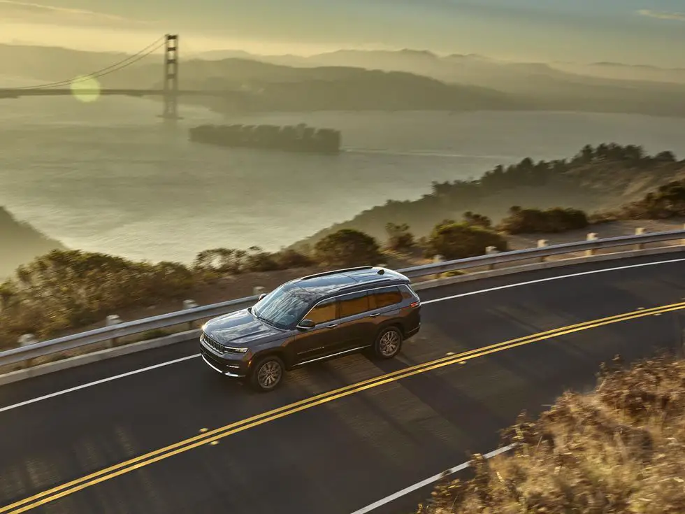 2021 Jeep Grand Cherokee L Summit Reserve: Exterior top view road driving pavement
