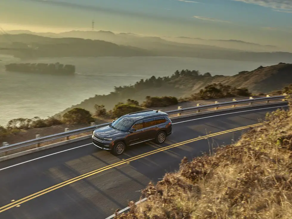 2021 Jeep Grand Cherokee L Summit Reserve: Exterior driving road pavement