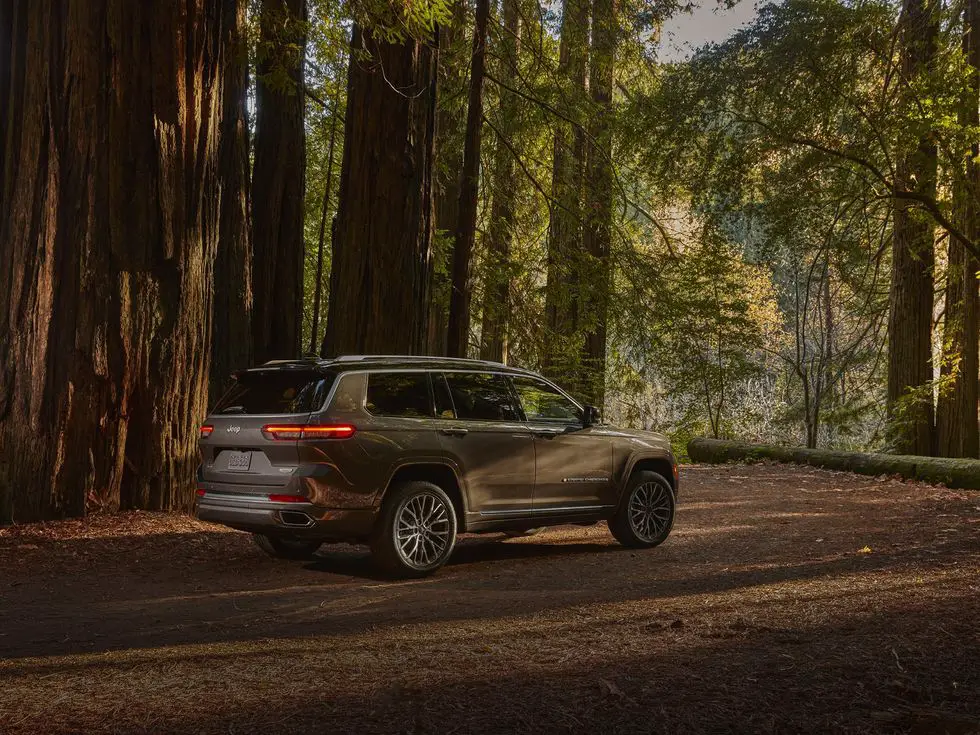 2021 Jeep Grand Cherokee L Summit Reserve: Exterior back rear 3/4 forest