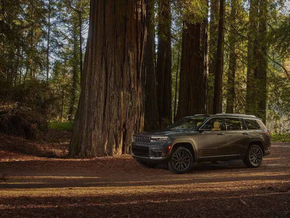 2021 Jeep Grand Cherokee L Summit Reserve: Exterior side forest