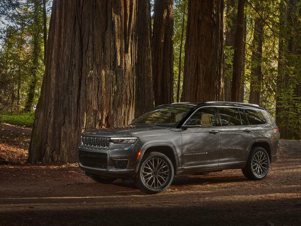 2021 Jeep Grand Cherokee L Summit Reserve: Exterior 3/4 side forest