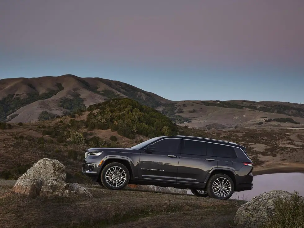 2021 Jeep Grand Cherokee L Summit Reserve: Exterior side climbing dirty tires