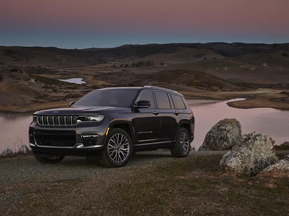 2021 Jeep Grand Cherokee L Summit Reserve: Exterior front 1/4
