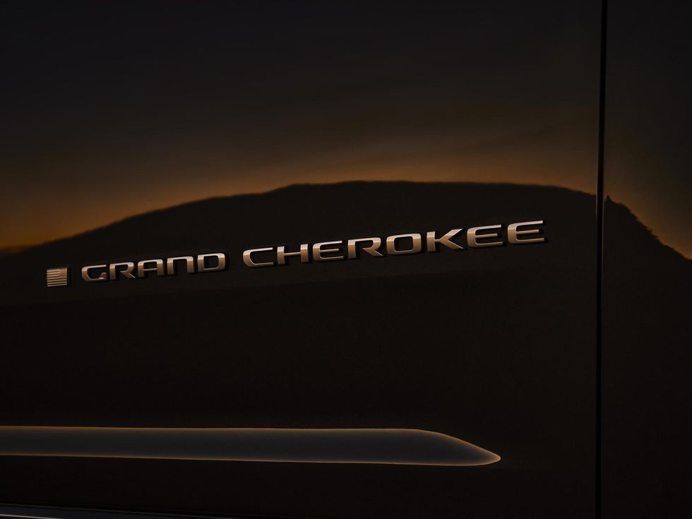 2021 Jeep Grand Cherokee L Summit Reserve: Exterior logo flag badge badging emblem close