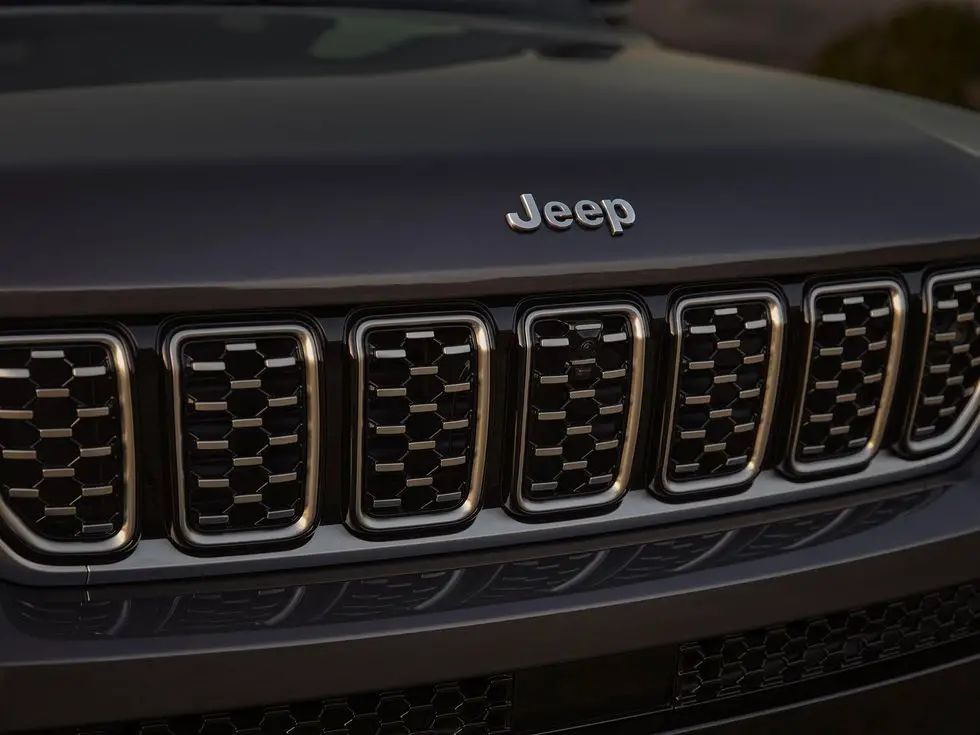 2021 Jeep Grand Cherokee L Summit Reserve: Exterior grille safety plastic front