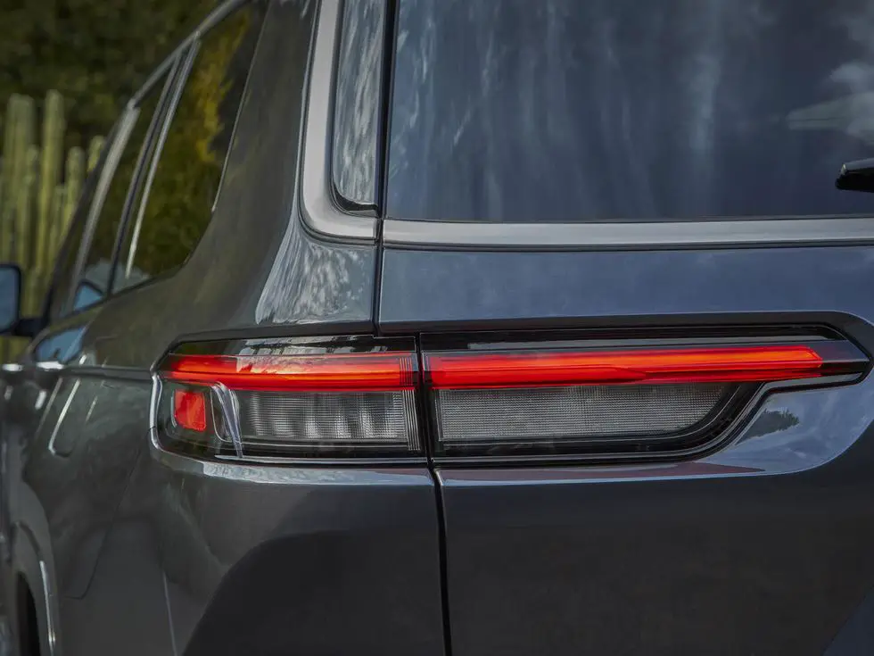2021 Jeep Grand Cherokee L Summit Reserve: Exterior taillight off back rear