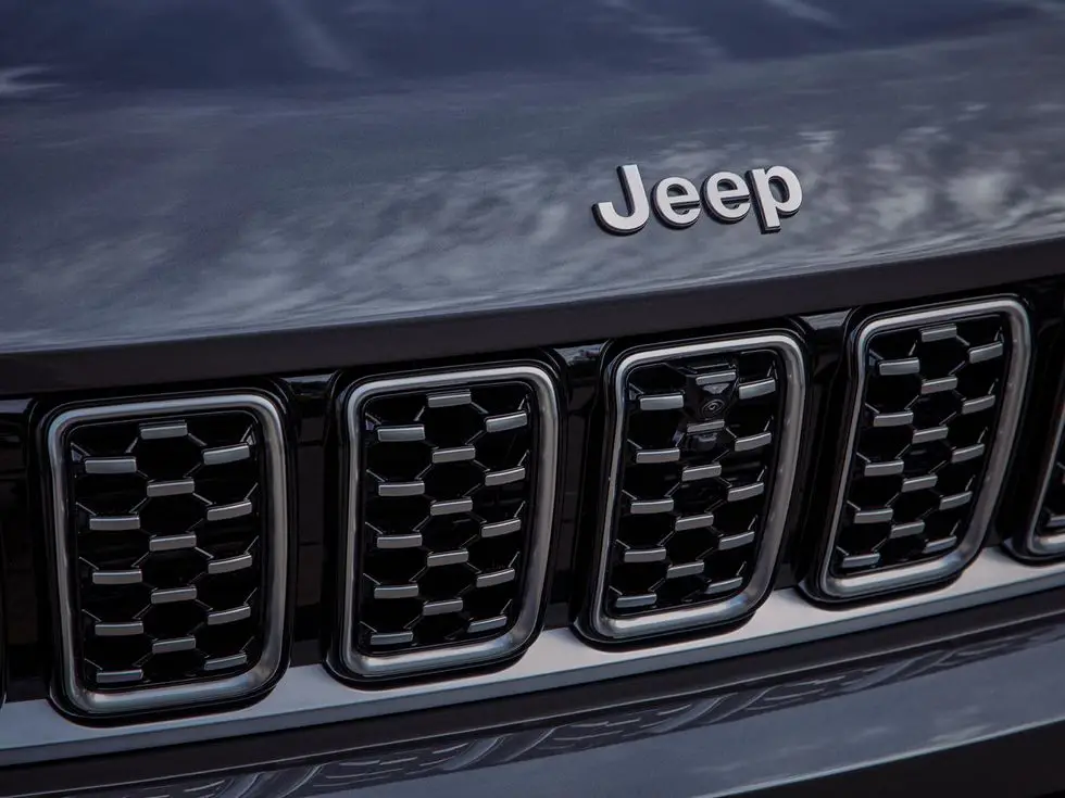 2021 Jeep Grand Cherokee L Summit Reserve: Exterior grille emblem