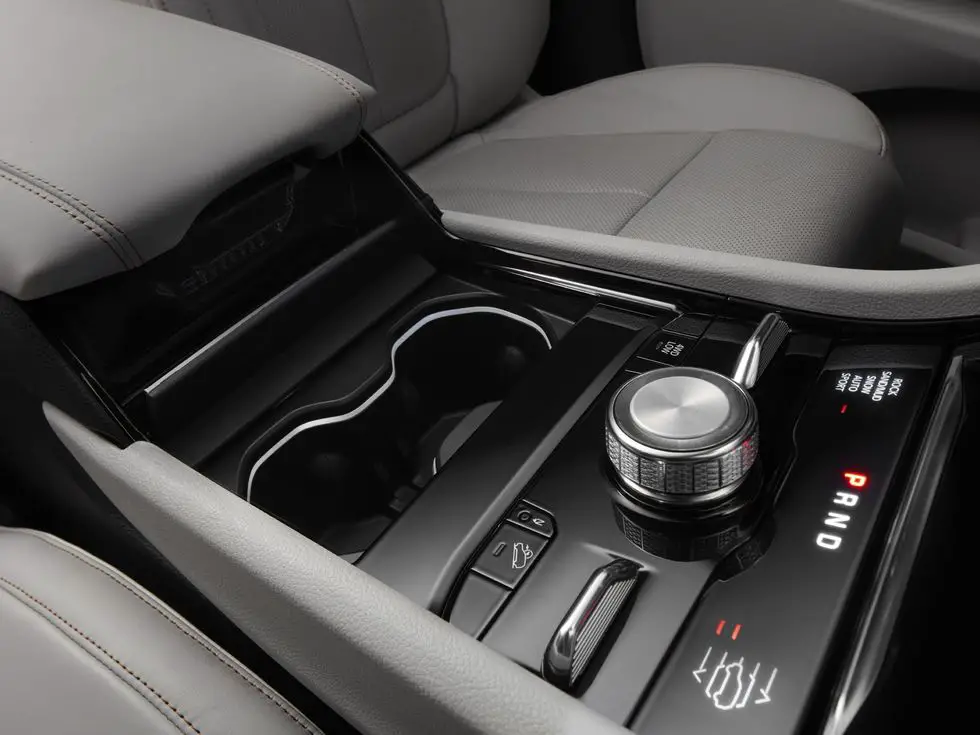2021 Jeep Grand Cherokee L Overland: Interior Design cup holders
