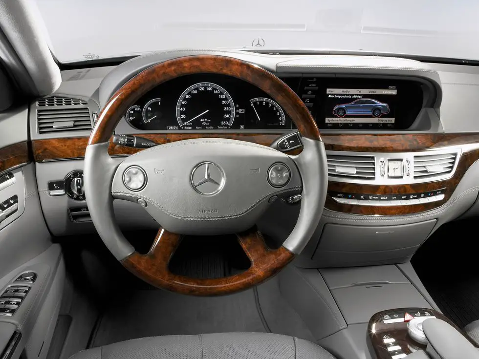 Mercedes-Benz S-Class 221 series Steering wheel and instrument cluster form the primary area of the newly developed operating concept of the S-Class.