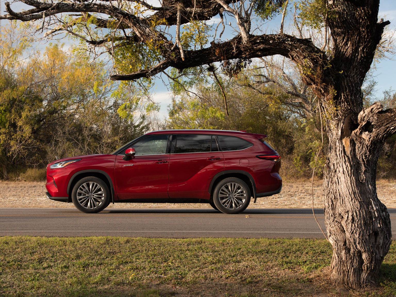 The Toyota Highlander Hybrid has been completely redesigned for the 2020 model year.