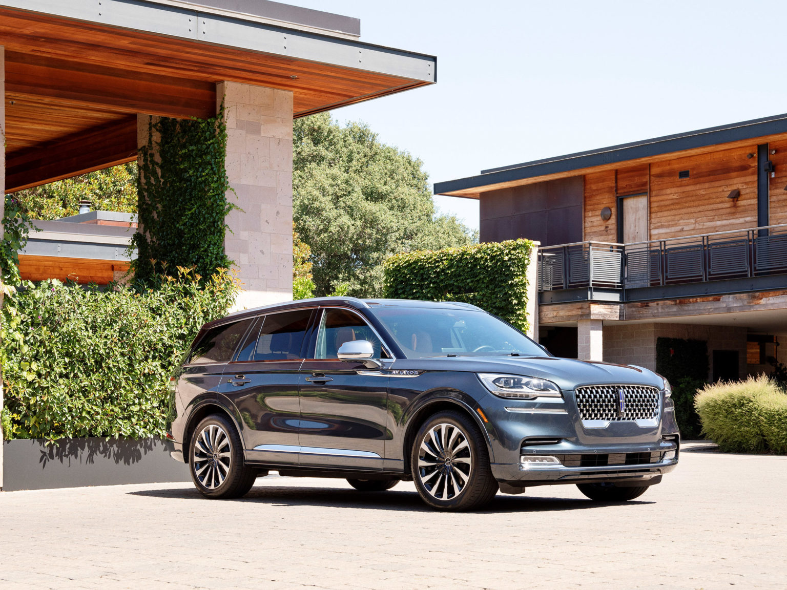 The Lincoln Aviator is regal looking but not great to drive or ride in.