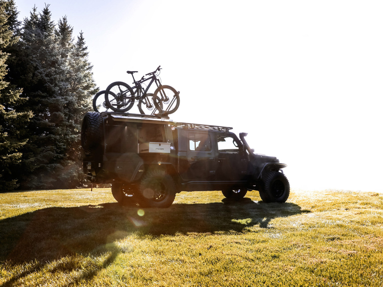 The new Jeep Gladiator Top Dog Concept is made for mountain bikers.