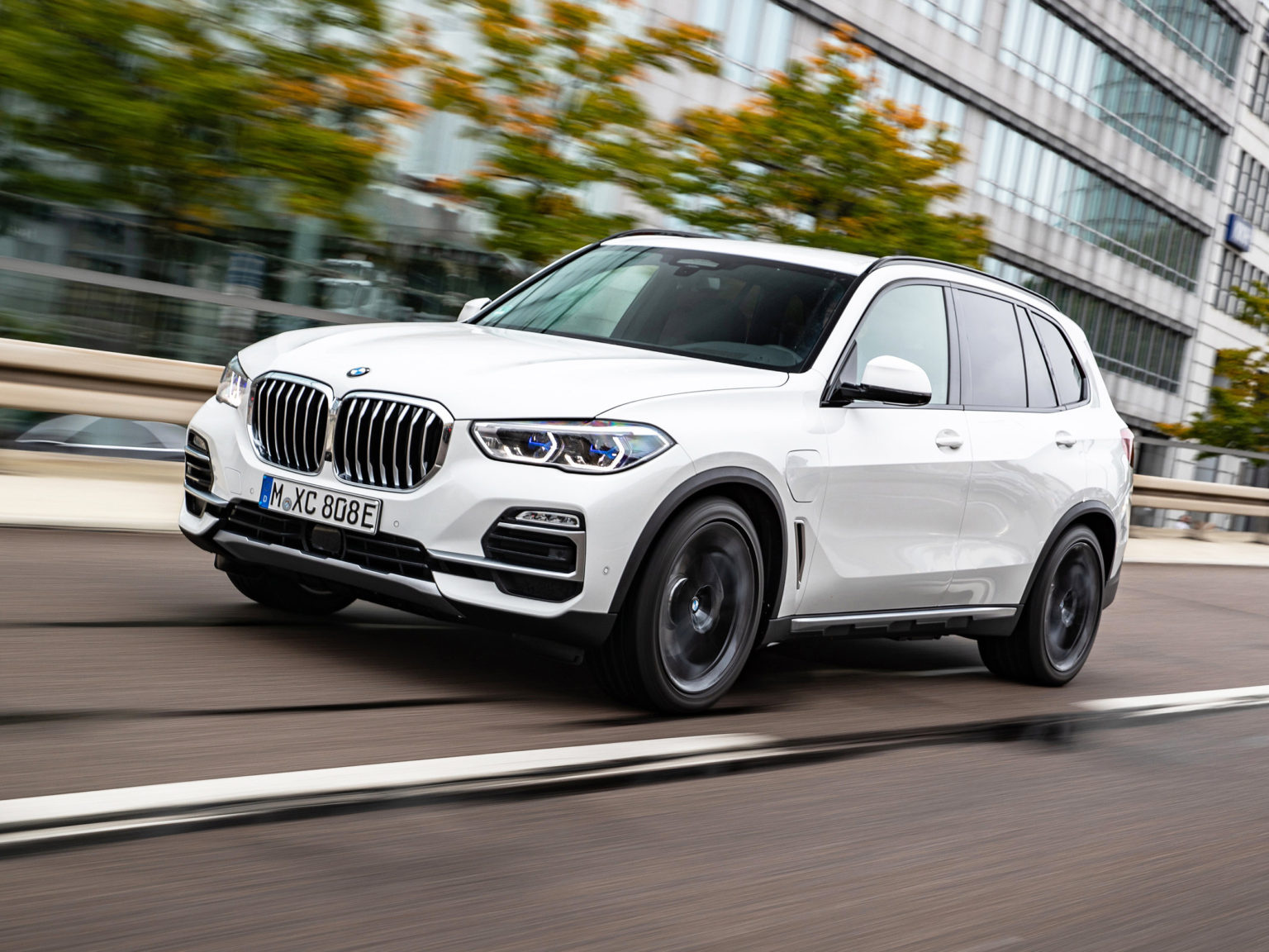 The U.S.-made next-gen 2021 BMW X5 plug-in hybrid SUV debuted earlier this year with big horsepower bump.