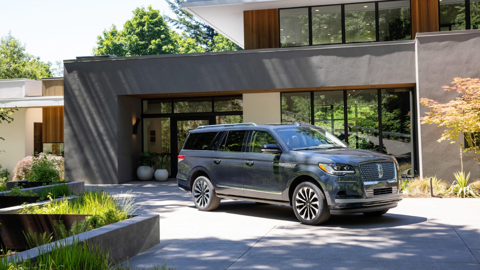 Lincoln updated the flagship Navigator SUV for 2022.