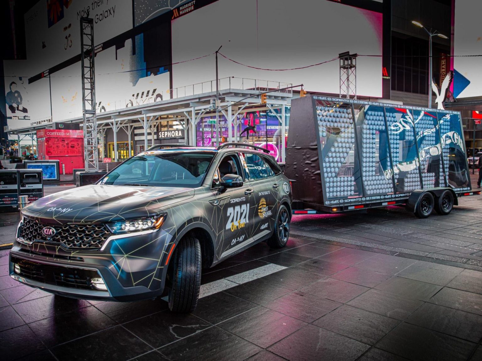 The 2021 Kia Sorento towed the "2021" numerals to Times Square in time for them to be installed as part of the New Year's Eve celebration.